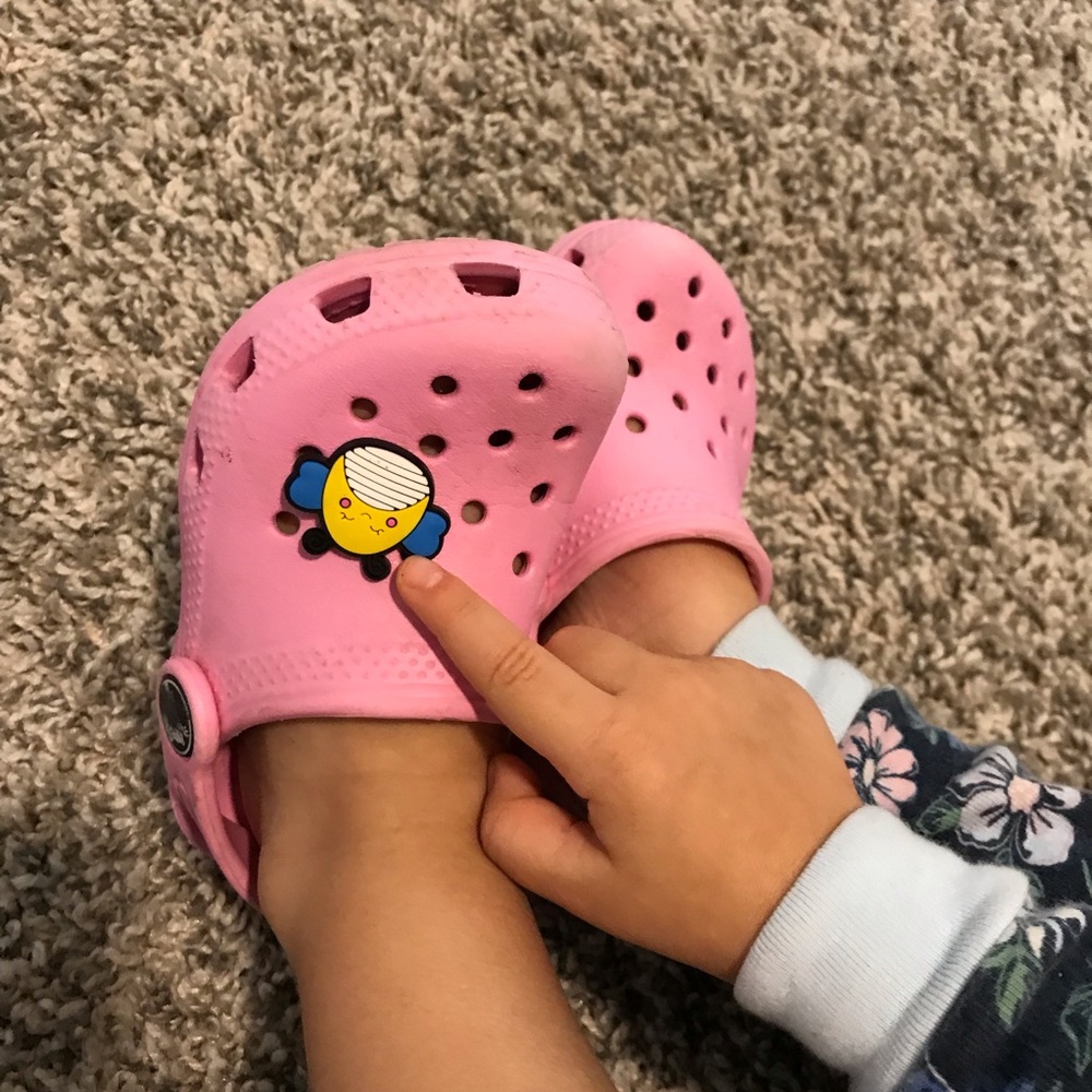 CROCS Kids Unisex Classic Pink Clogs  | 6